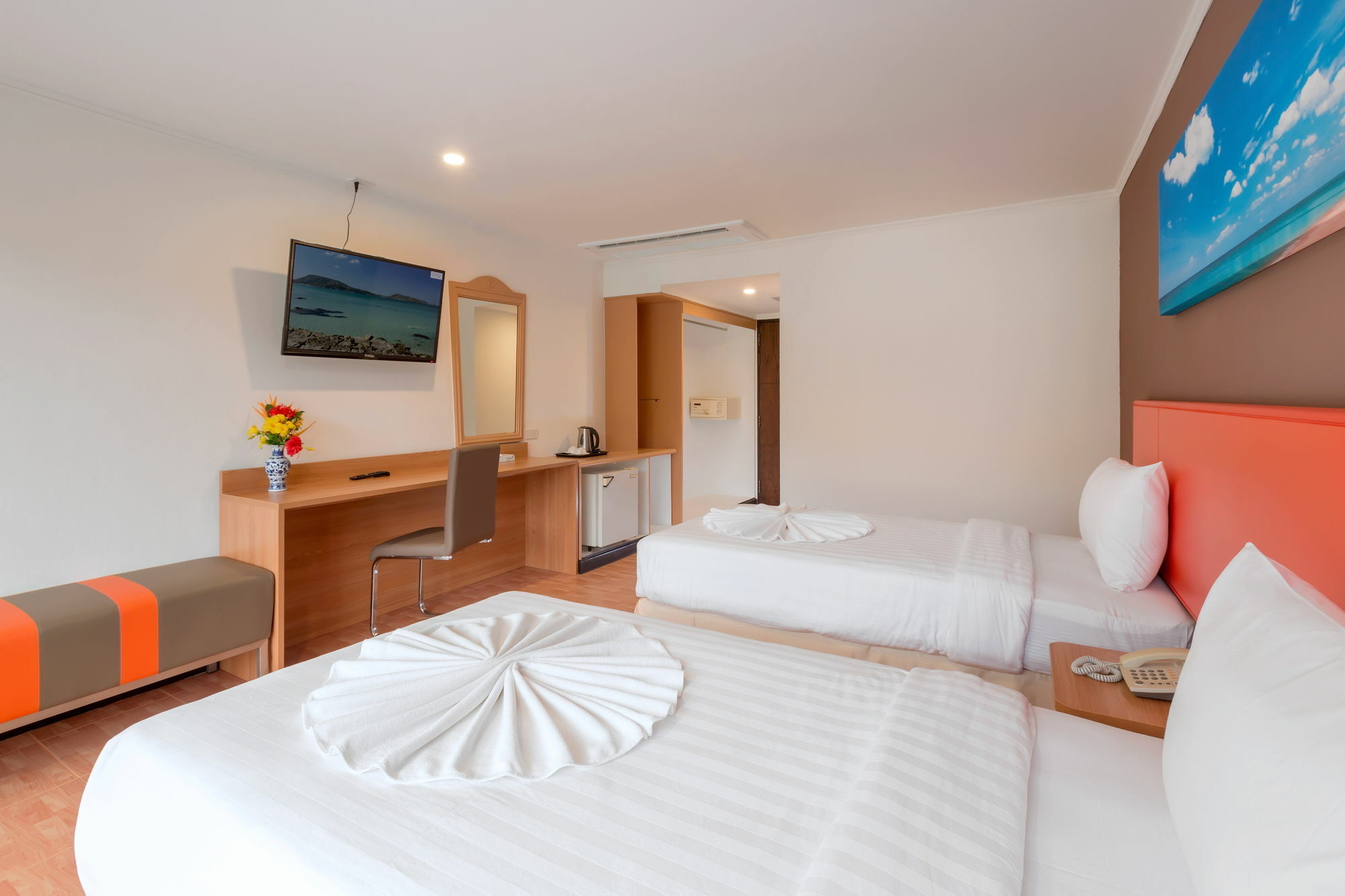 Patong 7Days Premium Hotel Phuket Exterior photo